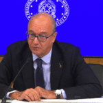 Decreto scuola, ok del governo. Valditara: “Tetto del 30% nelle classi, niente volto coperto, rischio carcere per i genitori”