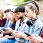Protesta nei licei francesi legata allo stop dei cellulari? La provocazione di Galiano: “Spegniamoli per 7 giorni. Smetteremmo di far finta che vada tutto bene”