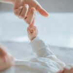 Mamme sempre più tardi, l’età al primo figlio arriva per la prima volta a 32 anni. Basilicata in testa, Sicilia con le madri più giovani: i dati Istat